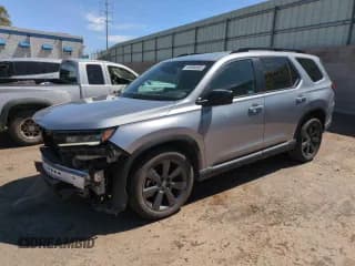 ✅ 2023 Honda Pilot Sport • VIN: 5FNYG1H38PB057058 • Лот: 56896565. Опубликован ранее на Copart с пробегом 64 445 миль. Бесплатный доступ к архиву аукционных продаж из США и подробный отчёт об истории автомобиля на DreamBid. Изображение 1.