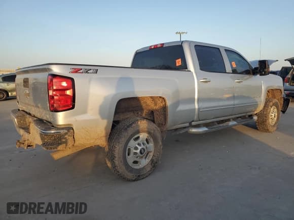 ✅ 2018 Chevrolet Silverado 2500HD LT • VIN: 1GC1KVEG5JF268722 • Lot: 50000995. Wystawiony na Copart z przebiegiem 230 363 mil. Bezpłatny archiwum sprzedaży aukcyjnych z USA i szczegółowy raport historii pojazdu na DreamBid. Zdjęcie 3.