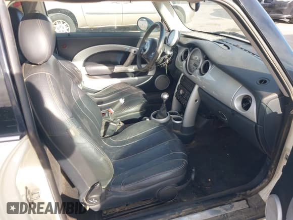 ✅ 2003 MINI Hardtop • VIN: WMWRC33473TC42303 • Лот: 41264575. Опубликован ранее на IAAI с пробегом 159 290 миль. Бесплатный доступ к архиву аукционных продаж из США и подробный отчёт об истории автомобиля на DreamBid. Изображение 5.