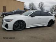 ✅ 2022 Audi RS 6 • VIN: WUA1CBF29NN900733 • Лот: 43704725. Опубликован ранее на Copart с пробегом 27 982 миль. Бесплатный доступ к архиву аукционных продаж из США и подробный отчёт об истории автомобиля на DreamBid. Изображение 1.