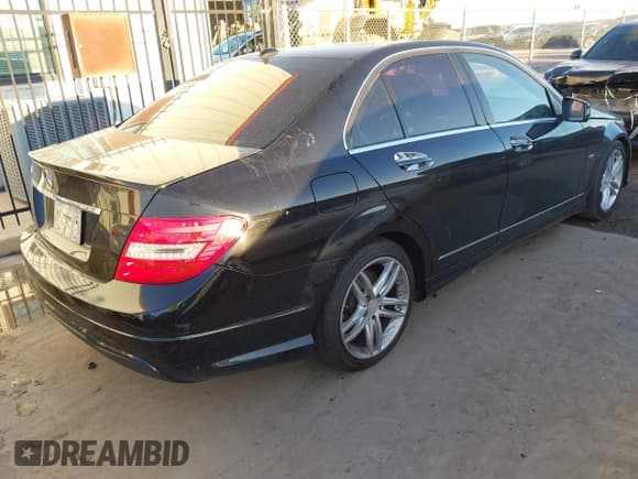 ✅ 2012 Mercedes-Benz C 250 Sport • VIN: WDDGF4HB1CR238374 • Lot: 43840696. Wystawiony na IAAI z przebiegiem 132 800 mil. Bezpłatny archiwum sprzedaży aukcyjnych z USA i szczegółowy raport historii pojazdu na DreamBid. Zdjęcie 4.