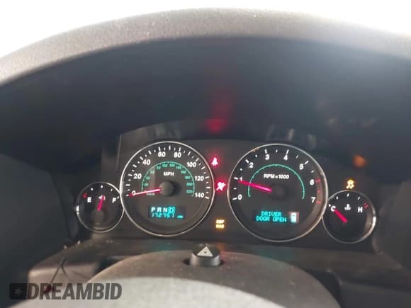 ✅ 2006 Jeep Commander • VIN: 1J8HG48K06C225823 • Lot: 41781215. Wystawiony na IAAI z przebiegiem 172 751 mil. Bezpłatny archiwum sprzedaży aukcyjnych z USA i szczegółowy raport historii pojazdu na DreamBid. Zdjęcie 7.