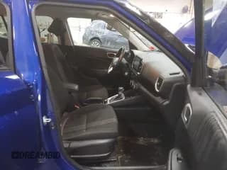 ✅ 2020 Hyundai Venue SEL • VIN: KMHRC8A37LU025198 • Lot: 41304618. Wystawiony na IAAI z przebiegiem 39 425 mil. Bezpłatny archiwum sprzedaży aukcyjnych z USA i szczegółowy raport historii pojazdu na DreamBid. Zdjęcie 5.