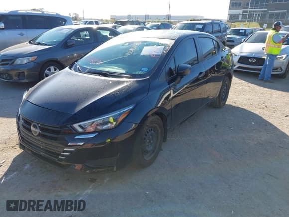 ✅ 2025 Nissan Versa S • VIN: 3N1CN8DV7SL819440 • Lot: 43585136. Wystawiony na IAAI z przebiegiem 20 886 mil. Bezpłatny archiwum sprzedaży aukcyjnych z USA i szczegółowy raport historii pojazdu na DreamBid. Zdjęcie 2.