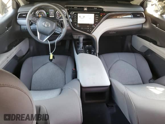 2020 Toyota Camry Hybrid LE z VIN 4T1E31AK7LU545446, wystawiony jako Copart lot #81840105 z przebiegiem 62 162 mil mil oraz Szkoda całkowita • Salvage title. Historia ofert i sprzedaży dostępna na DreamBid. Obrazek 8.