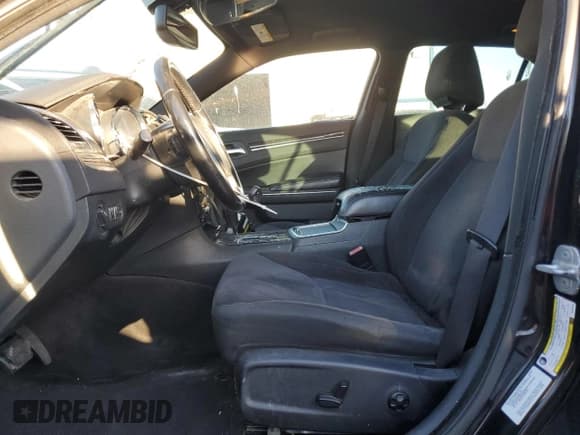 ✅ 2011 Chrysler 300 • VIN: 2C3CA4CG4BH535846 • Lot: 92349435. Wystawiony na Copart z przebiegiem 152 329 mil. Bezpłatny archiwum sprzedaży aukcyjnych z USA i szczegółowy raport historii pojazdu na DreamBid. Zdjęcie 7.