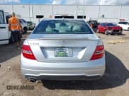 ✅ 2012 Mercedes-Benz C 250 Sport • VIN: WDDGF4HB4CR238949 • Lot: 43285302. Wystawiony na IAAI z przebiegiem 59 176 mil. Bezpłatny archiwum sprzedaży aukcyjnych z USA i szczegółowy raport historii pojazdu na DreamBid. Zdjęcie 17.