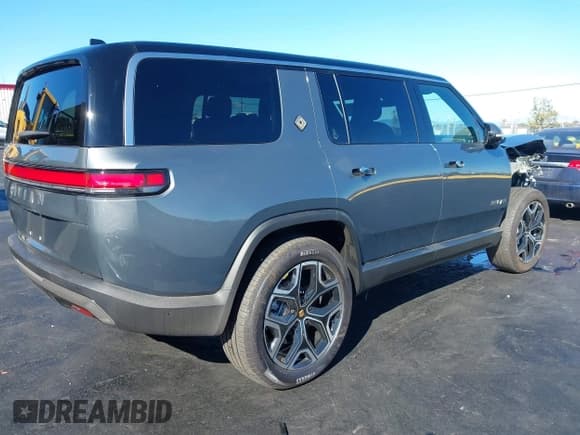 ✅ 2026 Rivian R1S Adventure • VIN: 7PDSGCBA8TN075797 • Lot: 43548257. Wystawiony na IAAI z przebiegiem 719 mil. Bezpłatny archiwum sprzedaży aukcyjnych z USA i szczegółowy raport historii pojazdu na DreamBid. Zdjęcie 4.