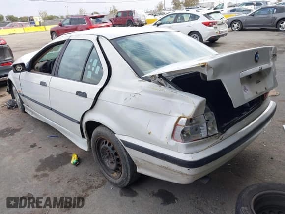 ✅ 1998 BMW 3 Series 318i • VIN: WBACC0324WEK27301 • Лот: 43749666. Опубликован ранее на IAAI с пробегом 224 555 миль. Бесплатный доступ к архиву аукционных продаж из США и подробный отчёт об истории автомобиля на DreamBid. Изображение 3.