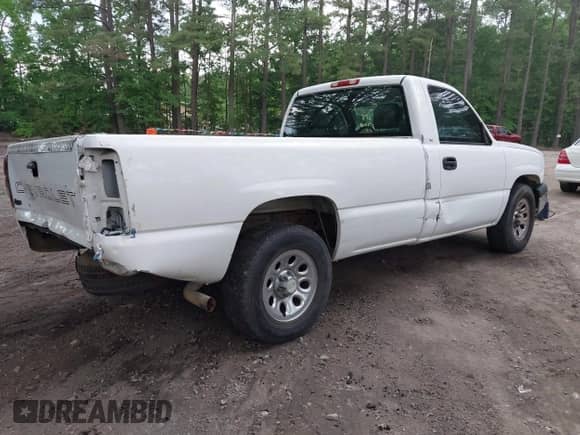 2004 Chevrolet Silverado 1500 z VIN 1GCEC14T24Z121685, wystawiony jako IAAI lot #42471846 z przebiegiem 121 667 mil mil oraz . Historia ofert i sprzedaży dostępna na DreamBid. Obrazek 4.