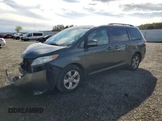✅ 2013 Toyota Sienna LE • VIN: 5TDKK3DC3DS293176 • Lot: 82437005. Wystawiony na Copart z przebiegiem 166 805 mil. Bezpłatny archiwum sprzedaży aukcyjnych z USA i szczegółowy raport historii pojazdu na DreamBid. Zdjęcie 1.