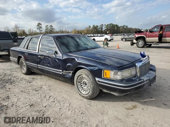 ✅ 1993 Lincoln Town Car Signature • VIN: 1LNLM82W9PY675340 • Лот: 84941594. Опубликован ранее на Copart с пробегом 199 661 миль. Бесплатный доступ к архиву аукционных продаж из США и подробный отчёт об истории автомобиля на DreamBid. Изображение 4.