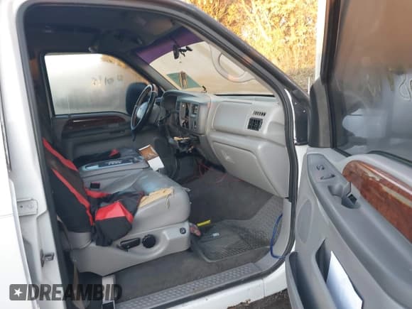 ✅ 2000 Ford Excursion Limited • VIN: 1FMNU43S5YEC70415 • Лот: 40758710. Опубликован ранее на IAAI с пробегом Не указан. Бесплатный доступ к архиву аукционных продаж из США и подробный отчёт об истории автомобиля на DreamBid. Изображение 5.