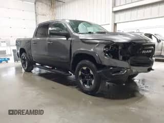 2020 Ram 1500 Rebel z VIN 1C6SRFLT8LN257946, wystawiony jako IAAI lot #43046060 z przebiegiem 76 427 mil mil oraz . Historia ofert i sprzedaży dostępna na DreamBid. Obrazek 1.