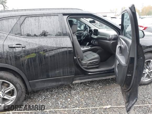 2023 Chevrolet Blazer LT z VIN 3GNKBJRS1PS187577, wystawiony jako IAAI lot #43571132 z przebiegiem 49 719 mil mil oraz . Historia ofert i sprzedaży dostępna na DreamBid. Obrazek 5.