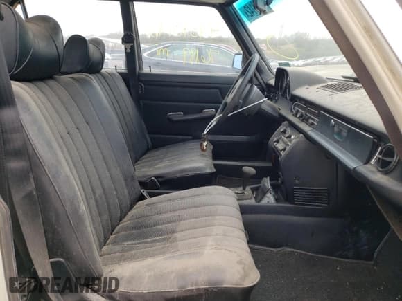 ✅ 1975 Mercedes-Benz 200 • VIN: 11501712026386 • Лот: 44390142. Опубликован ранее на Copart с пробегом 76 189 миль. Бесплатный доступ к архиву аукционных продаж из США и подробный отчёт об истории автомобиля на DreamBid. Изображение 5.