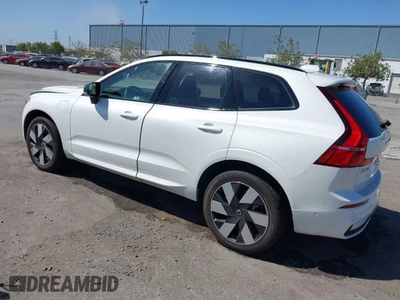 ✅ 2025 Volvo XC60 Plus • VIN: YV4H60RC9S1049609 • Lot: 42555298. Listed on IAAI with 7,579 mi. Free auction sales archive from the USA and detailed vehicle history report at DreamBid. Image 3.