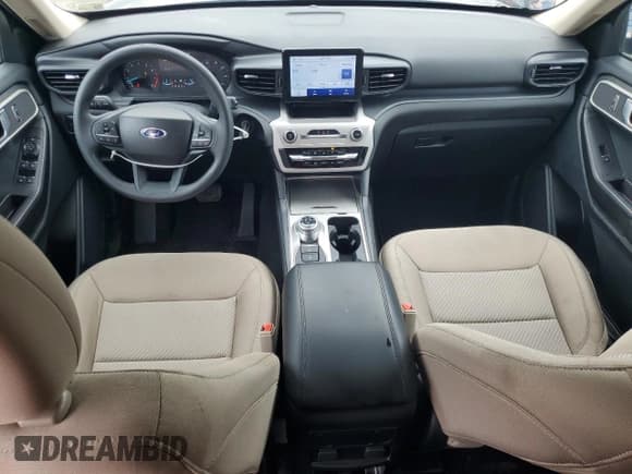 ✅ 2023 Ford Explorer • VIN: 1FMSK8BH8PGB57423 • Lot: 69307165. Wystawiony na Copart z przebiegiem 4 379 mil. Bezpłatny archiwum sprzedaży aukcyjnych z USA i szczegółowy raport historii pojazdu na DreamBid. Zdjęcie 8.