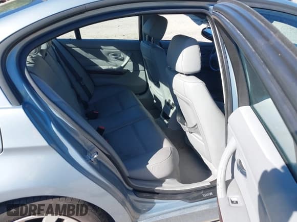 ✅ 2006 BMW 3 Series 325i • VIN: WBAVB13576KX48364 • Лот: 43425180. Опубликован ранее на IAAI с пробегом 183 031 миль. Бесплатный доступ к архиву аукционных продаж из США и подробный отчёт об истории автомобиля на DreamBid. Изображение 8.