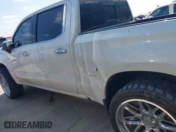 ✅ 2019 Chevrolet Silverado 1500 High Country • VIN: 3GCUYHEL4KG127750 • Lot: 43215730. Wystawiony na IAAI z przebiegiem 100 824 mil. Bezpłatny archiwum sprzedaży aukcyjnych z USA i szczegółowy raport historii pojazdu na DreamBid. Zdjęcie 14.