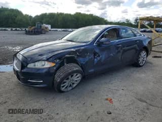 ✅ 2013 Jaguar XJ • VIN: SAJWJ1CD7D8V49943 • Lot: 57873345. Wystawiony na Copart z przebiegiem 165 904 mil. Bezpłatny archiwum sprzedaży aukcyjnych z USA i szczegółowy raport historii pojazdu na DreamBid. Zdjęcie 1.