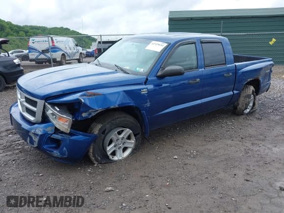 ✅ 2010 Dodge Dakota Bighorn/Lonestar • VIN: 1D7CW3GPXAS116883 • Lot: 42329654. Wystawiony na IAAI z przebiegiem 90 057 mil. Bezpłatny archiwum sprzedaży aukcyjnych z USA i szczegółowy raport historii pojazdu na DreamBid. Zdjęcie 2.