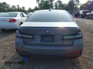 ✅ 2021 BMW 5 Series M550i xDrive • VIN: WBA13BK06MCF22835 • Lot: 42873216. Wystawiony na IAAI z przebiegiem 56 219 mil. Bezpłatny archiwum sprzedaży aukcyjnych z USA i szczegółowy raport historii pojazdu na DreamBid. Zdjęcie 16.