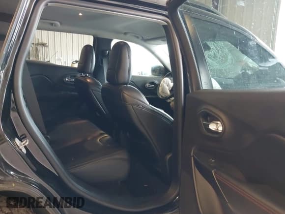 ✅ 2019 Jeep Cherokee Trailhawk • VIN: 1C4PJMBX5KD398170 • Lot: 42387969. Listed on IAAI with 82,396 mi. Free auction sales archive from the USA and detailed vehicle history report at DreamBid. Image 8.