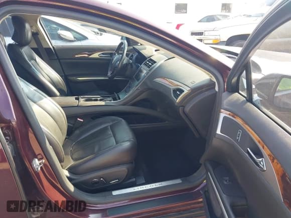 ✅ 2013 Lincoln MKZ • VIN: 3LN6L2GK8DR812488 • Lot: 42590868. Wystawiony na IAAI z przebiegiem 181 997 mil. Bezpłatny archiwum sprzedaży aukcyjnych z USA i szczegółowy raport historii pojazdu na DreamBid. Zdjęcie 5.