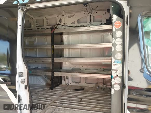 ✅ 2023 Ford Transit Cargo • VIN: 1FTBR3U89PKA33304 • Lot: 43395490. Wystawiony na IAAI z przebiegiem 89 723 mil. Bezpłatny archiwum sprzedaży aukcyjnych z USA i szczegółowy raport historii pojazdu na DreamBid. Zdjęcie 8.