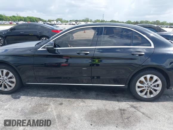 ✅ 2019 Mercedes-Benz C 300 • VIN: 55SWF8EB8KU302480 • Lot: 42661463. Wystawiony na IAAI z przebiegiem 106 287 mil. Bezpłatny archiwum sprzedaży aukcyjnych z USA i szczegółowy raport historii pojazdu na DreamBid. Zdjęcie 14.