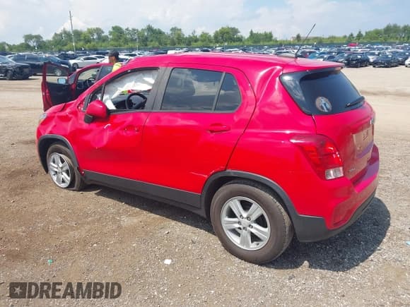 ✅ 2020 Chevrolet Trax LS • VIN: KL7CJKSB6LB345124 • Lot: 42662010. Wystawiony na IAAI z przebiegiem 89 578 mil. Bezpłatny archiwum sprzedaży aukcyjnych z USA i szczegółowy raport historii pojazdu na DreamBid. Zdjęcie 3.