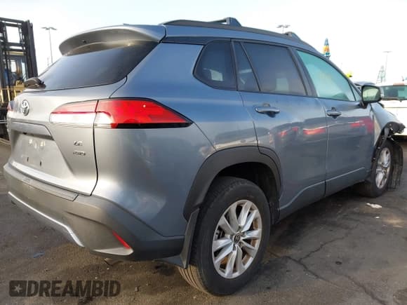 ✅ 2023 Toyota Corolla Cross LE • VIN: 7MUCAABG5PV045801 • Lot: 43504678. Wystawiony na IAAI z przebiegiem 24 996 mil. Bezpłatny archiwum sprzedaży aukcyjnych z USA i szczegółowy raport historii pojazdu na DreamBid. Zdjęcie 4.