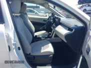 ✅ 2025 Toyota Corolla Cross L • VIN: 7MUAAAAG2SV132377 • Lot: 42864709. Wystawiony na IAAI z przebiegiem 7 286 mil. Bezpłatny archiwum sprzedaży aukcyjnych z USA i szczegółowy raport historii pojazdu na DreamBid. Zdjęcie 5.