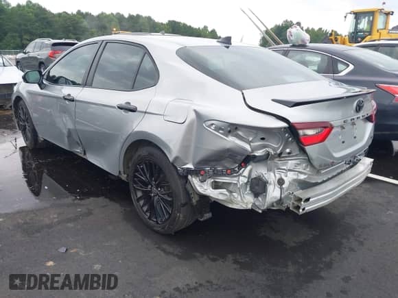 2022 Toyota Camry SE z VIN 4T1T11AK1NU064964, wystawiony jako IAAI lot #42921035 z przebiegiem 107 000 mil mil oraz . Historia ofert i sprzedaży dostępna na DreamBid. Obrazek 3.