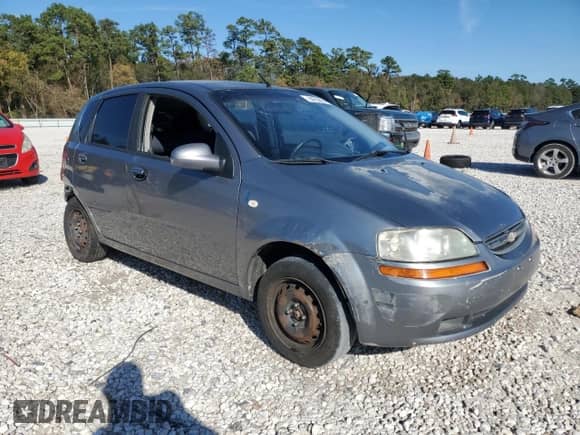 2006 Chevrolet Aveo LS z VIN KL1TD66646B526653, wystawiony jako Copart lot #84706574 z przebiegiem 102 701 mil mil oraz Szkoda całkowita • Salvage title. Historia ofert i sprzedaży dostępna na DreamBid. Obrazek 4.