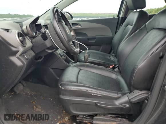 2016 Chevrolet Sonic LTZ z VIN 1G1JE6SB2G4160576, wystawiony jako Copart lot #63419694 z przebiegiem 110 572 mil mil oraz Szkoda całkowita • Salvage title. Historia ofert i sprzedaży dostępna na DreamBid. Obrazek 7.