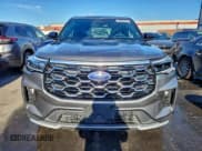 ✅ 2025 Ford Explorer Platinum • VIN: 1FMUK8HH5SGB61731 • Lot: 95754945. Wystawiony na Copart z przebiegiem 12 419 mil. Bezpłatny archiwum sprzedaży aukcyjnych z USA i szczegółowy raport historii pojazdu na DreamBid. Zdjęcie 5.