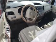 ✅ 2013 Toyota Sienna XLE AAS • VIN: 5TDYK3DC0DS362335 • Lot: 71625885. Wystawiony na Copart z przebiegiem Nie podano. Bezpłatny archiwum sprzedaży aukcyjnych z USA i szczegółowy raport historii pojazdu na DreamBid. Zdjęcie 8.