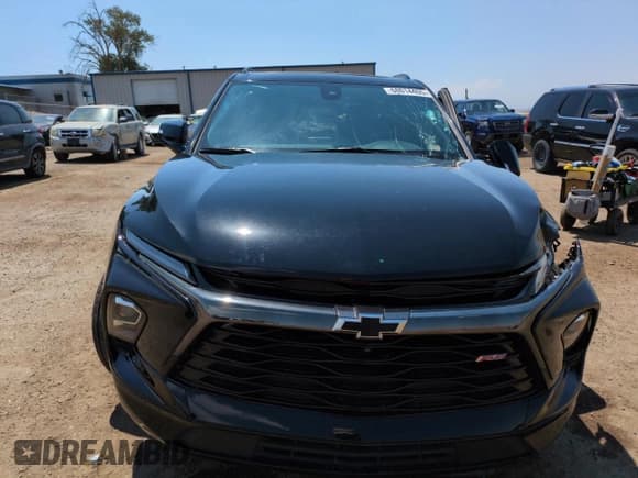 ✅ 2023 Chevrolet Blazer RS • VIN: 3GNKBERSXPS100136 • Lot: 68014405. Wystawiony na Copart z przebiegiem 42 845 mil. Bezpłatny archiwum sprzedaży aukcyjnych z USA i szczegółowy raport historii pojazdu na DreamBid. Zdjęcie 5.
