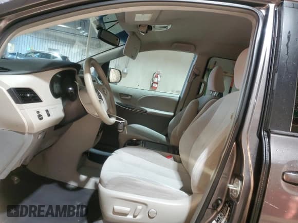 ✅ 2013 Toyota Sienna LE • VIN: 5TDKK3DC8DS378059 • Lot: 92311175. Wystawiony na Copart z przebiegiem 242 192 mil. Bezpłatny archiwum sprzedaży aukcyjnych z USA i szczegółowy raport historii pojazdu na DreamBid. Zdjęcie 7.