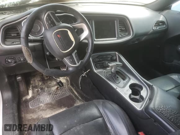 ✅ 2015 Dodge Challenger R/T Plus • VIN: 2C3CDZBT3FH723783 • Lot: 56345183. Wystawiony na Copart z przebiegiem Nie podano. Bezpłatny archiwum sprzedaży aukcyjnych z USA i szczegółowy raport historii pojazdu na DreamBid. Zdjęcie 8.