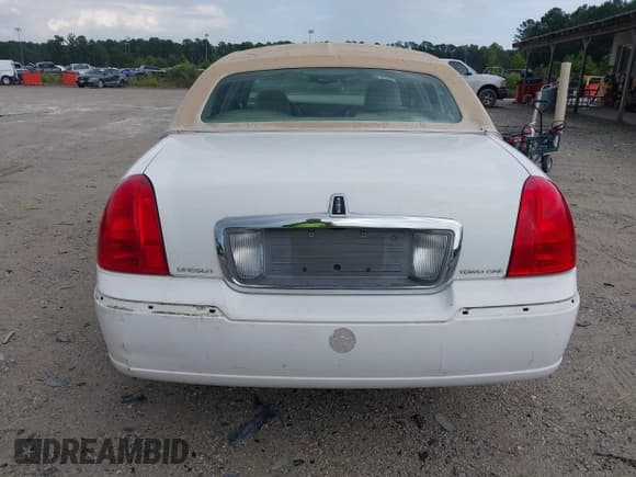 ✅ 2003 Lincoln Town Car Executive • VIN: 1LNHM81W43Y622188 • Lot: 42813056. Wystawiony na IAAI z przebiegiem 95 239 mil. Bezpłatny archiwum sprzedaży aukcyjnych z USA i szczegółowy raport historii pojazdu na DreamBid. Zdjęcie 6.