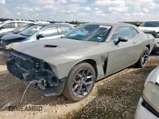 ✅ 2023 Dodge Challenger SXT • VIN: 2C3CDZAGXPH590946 • Lot: 71047015. Wystawiony na Copart z przebiegiem 34 719 mil. Bezpłatny archiwum sprzedaży aukcyjnych z USA i szczegółowy raport historii pojazdu na DreamBid. Zdjęcie 1.