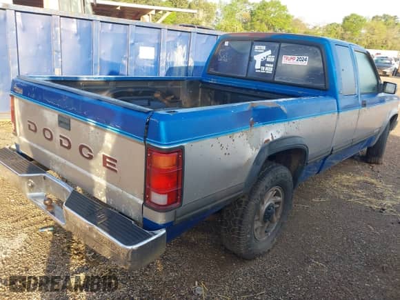 1993 Dodge Dakota z VIN 1B7GL23Y8PS210332, wystawiony jako IAAI lot #41875038 z przebiegiem 215 599 mil mil oraz . Historia ofert i sprzedaży dostępna na DreamBid. Obrazek 4.