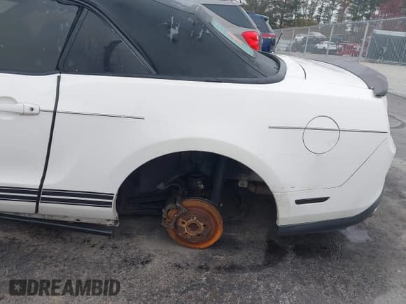 ✅ 2012 Ford Mustang V6 • VIN: 1ZVBP8EMXC5273420 • Lot: 43741870. Wystawiony na IAAI z przebiegiem 225 666 mil. Bezpłatny archiwum sprzedaży aukcyjnych z USA i szczegółowy raport historii pojazdu na DreamBid. Zdjęcie 6.