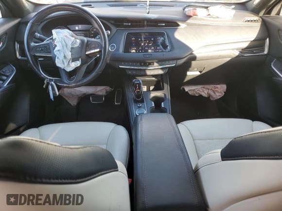 ✅ 2020 Cadillac XT4 AWD Sport • VIN: 1GYFZFR42LF054033 • Lot: 81392805. Wystawiony na Copart z przebiegiem 43 498 mil. Bezpłatny archiwum sprzedaży aukcyjnych z USA i szczegółowy raport historii pojazdu na DreamBid. Zdjęcie 8.