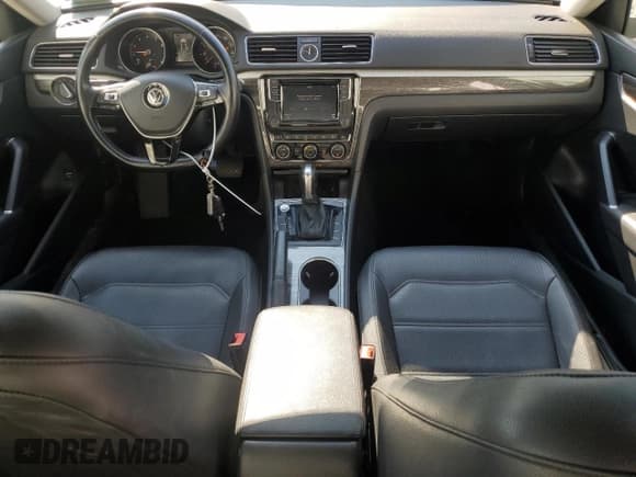 ✅ 2016 Volkswagen Passat SE • VIN: 1VWBT7A36GC011740 • Lot: 80608955. Wystawiony na Copart z przebiegiem 83 851 mil. Bezpłatny archiwum sprzedaży aukcyjnych z USA i szczegółowy raport historii pojazdu na DreamBid. Zdjęcie 8.