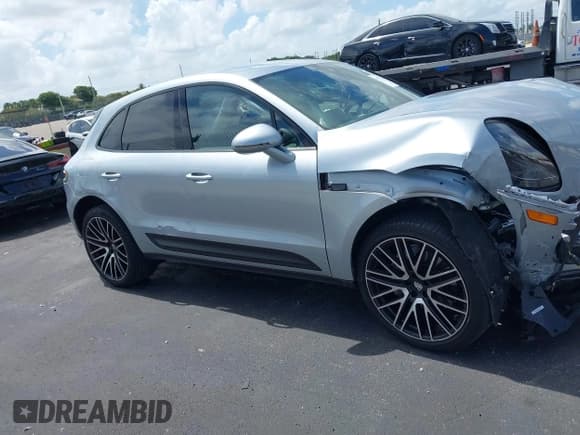 ✅ 2022 Porsche Macan • VIN: WP1AA2A57NLB04304 • Lot: 42777730. Wystawiony na IAAI z przebiegiem 12 986 mil. Bezpłatny archiwum sprzedaży aukcyjnych z USA i szczegółowy raport historii pojazdu na DreamBid. Zdjęcie 14.