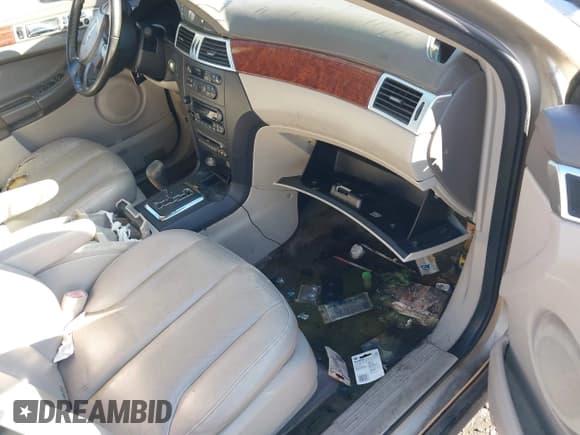 ✅ 2005 Chrysler Pacifica Touring • VIN: 2C8GF68485R502404 • Lot: 43415728. Wystawiony na IAAI z przebiegiem Nie podano. Bezpłatny archiwum sprzedaży aukcyjnych z USA i szczegółowy raport historii pojazdu na DreamBid. Zdjęcie 5.